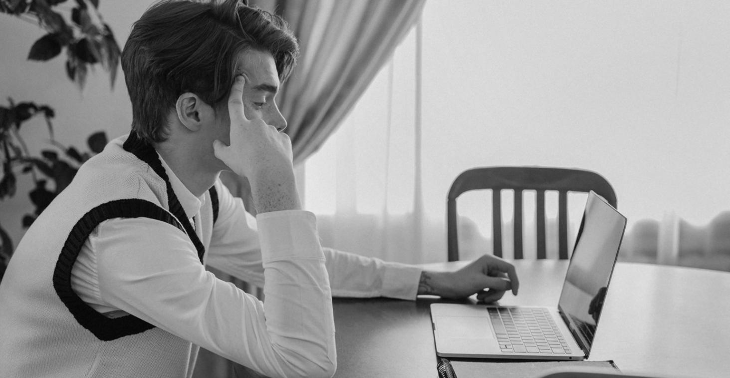 Spécialiste en paléoécologie analysant des carottes sédimentaires en laboratoire